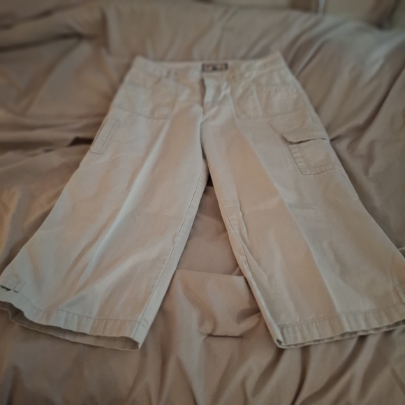 Caribbean Joe Women's Cream Colored Cargo Capris - Picture 3 of 8